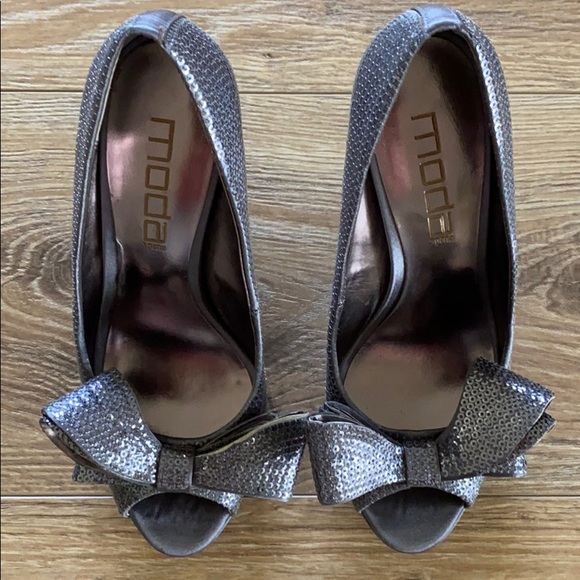 🎀 DONATED Moda Spana Silver Heels with Bow 🎀 - Picture 2 of 6